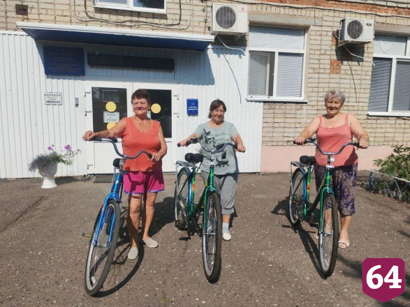 Советские пенсионерки в поездках на велосипедах продемонстрировали активное долголетие