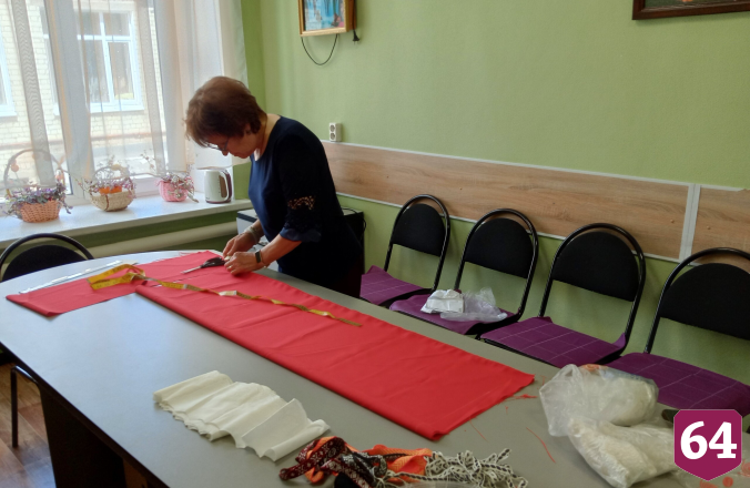 В Саратове мать участника СВО шьет народные костюмы для артистов