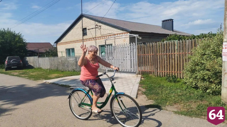 Советские пенсионерки в поездках на велосипедах продемонстрировали активное долголетие