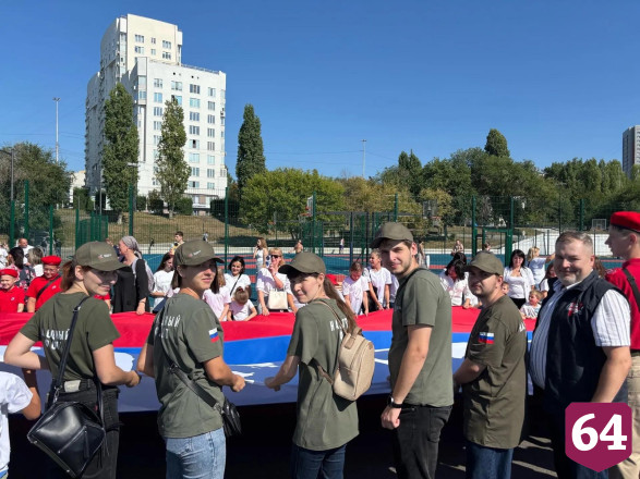 На набережной Саратова развернули 140-метровый триколор